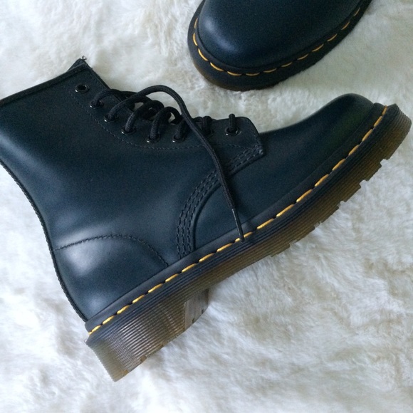 NEW IN BOX Dr. Martens Leather Boots - Picture 3 of 5